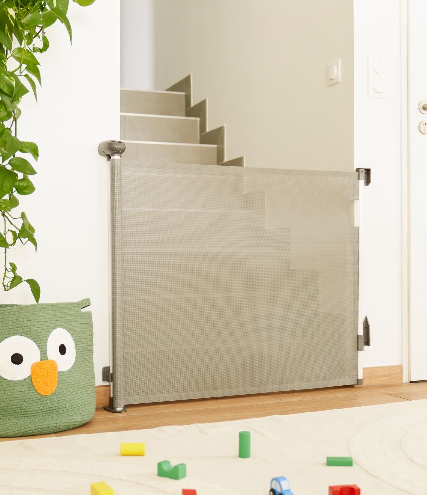Safe & Roll Retractable Safety Gate