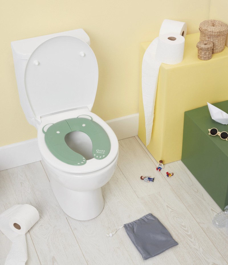 Foldable toilet training seat